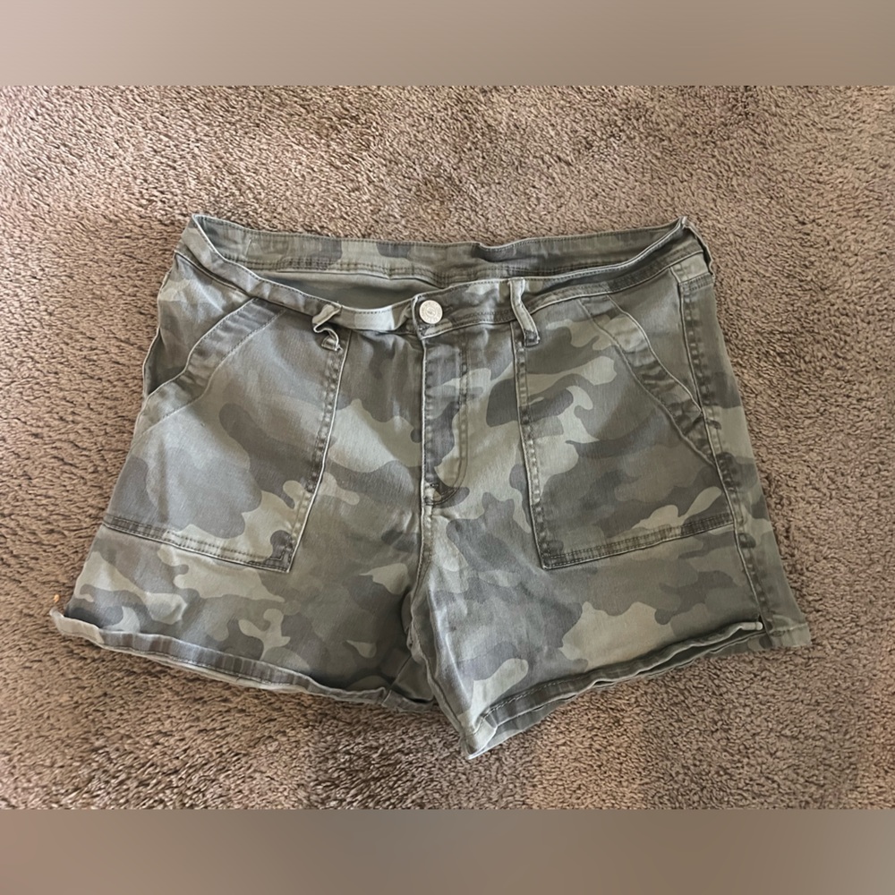 Seven camo shorts size 16